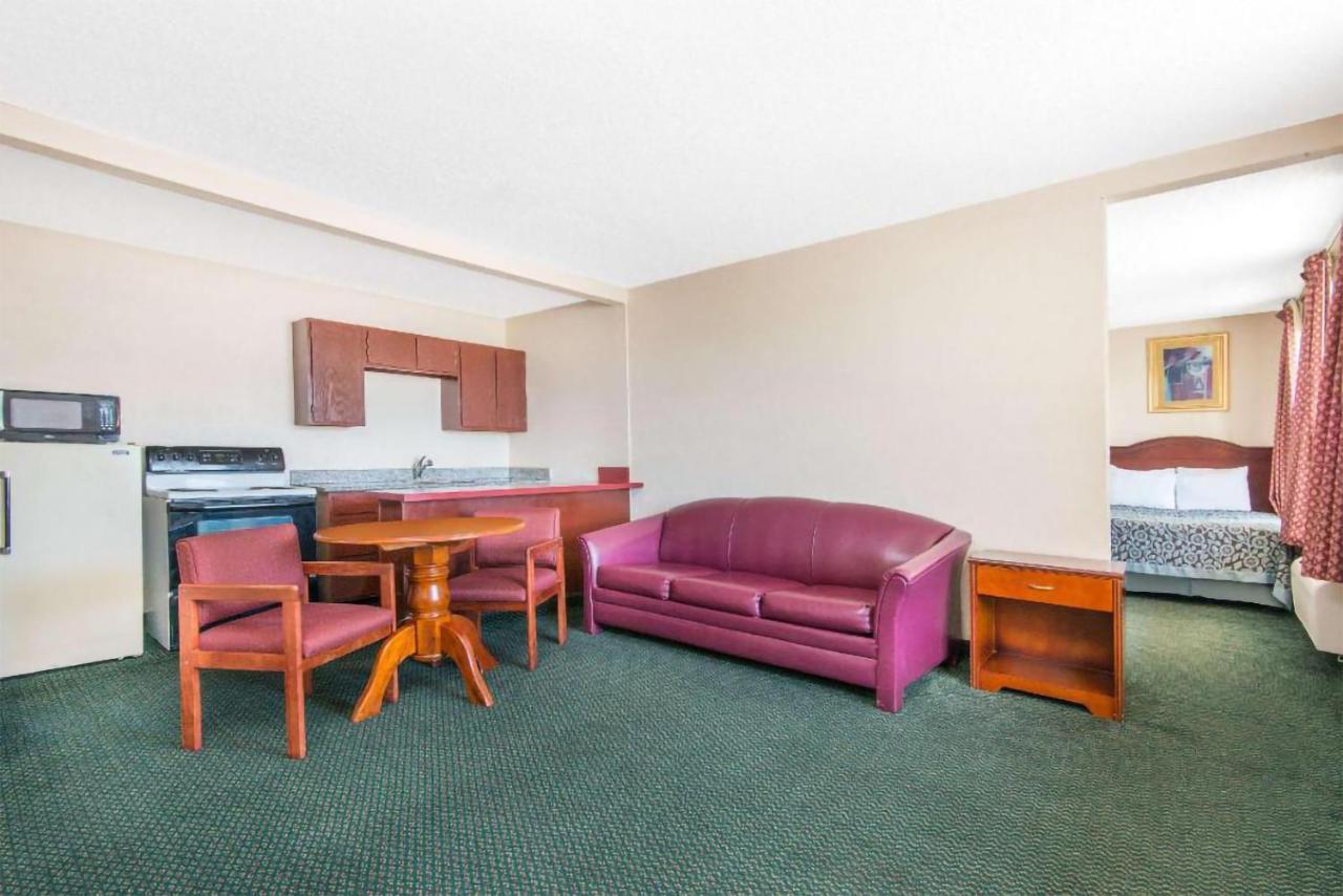Blue Way Inn&Suites Wichita East Extérieur photo