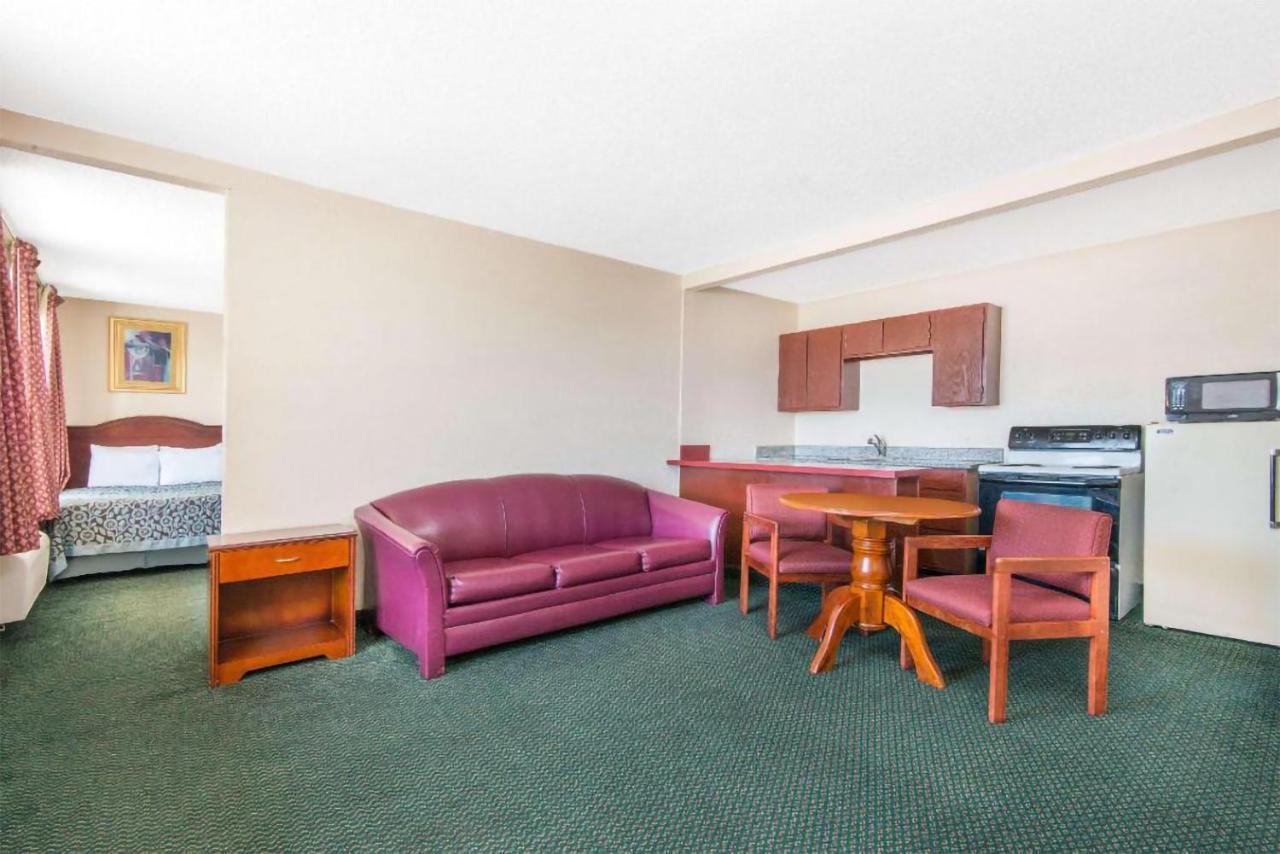 Blue Way Inn&Suites Wichita East Extérieur photo