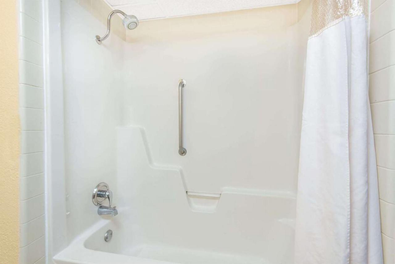Blue Way Inn&Suites Wichita East Extérieur photo
