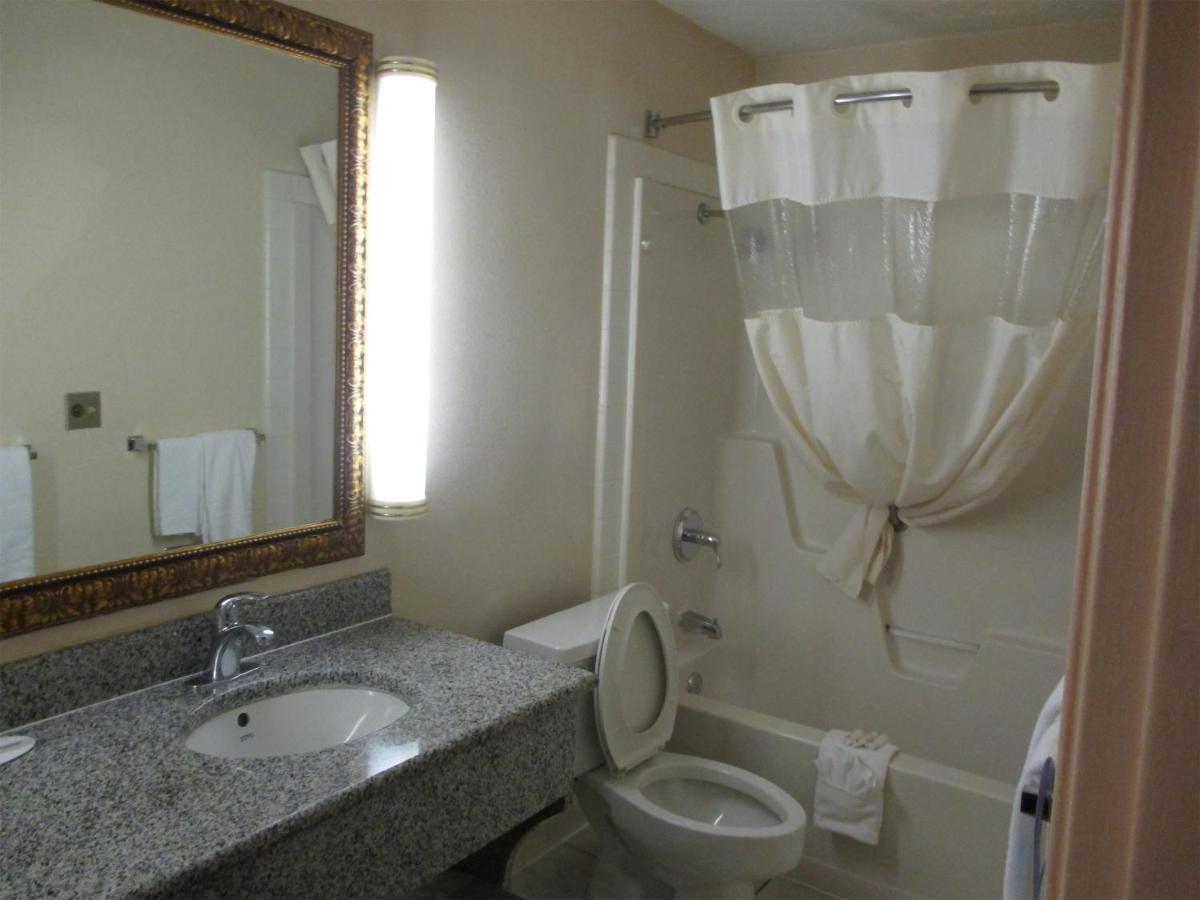 Blue Way Inn&Suites Wichita East Extérieur photo