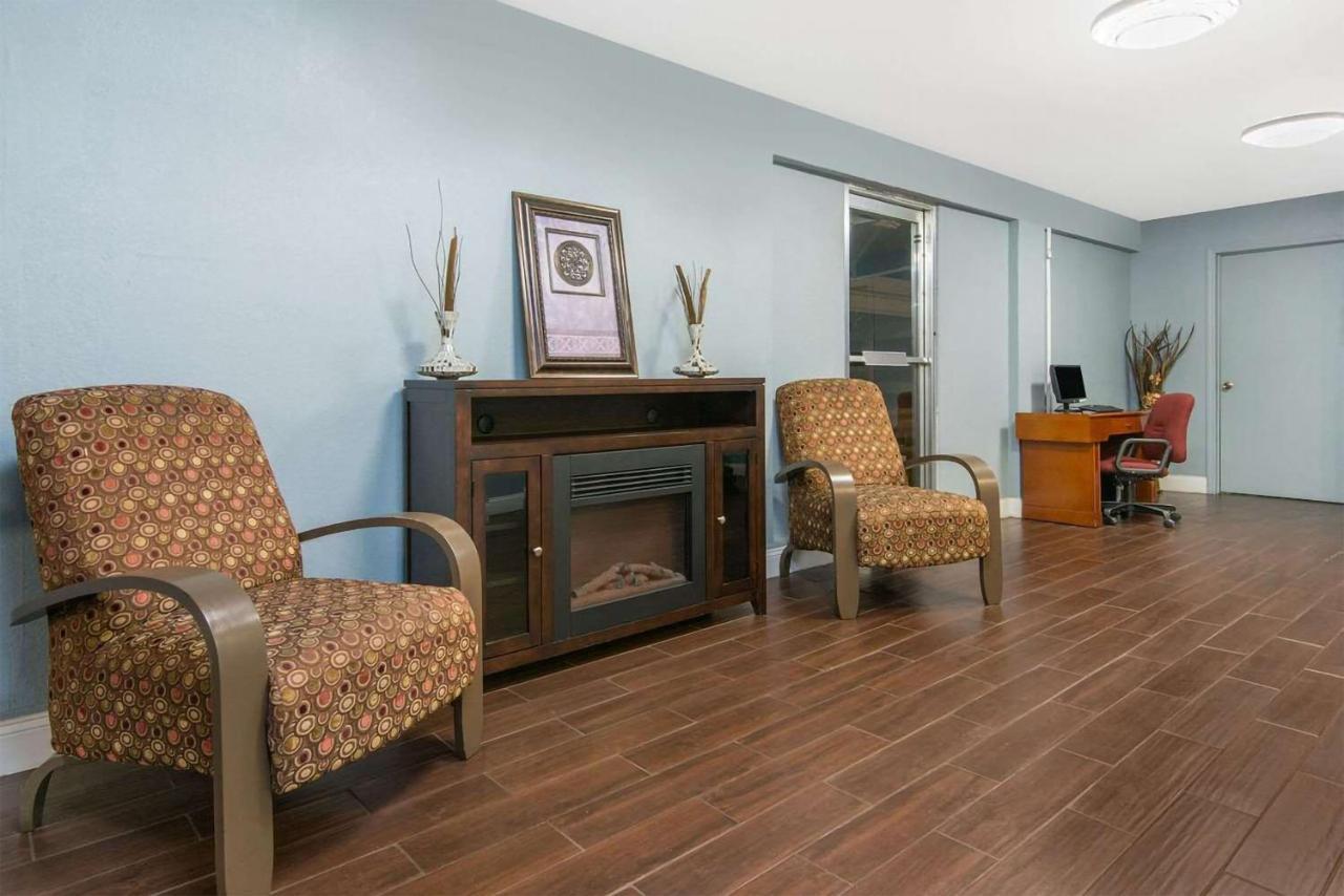 Blue Way Inn&Suites Wichita East Extérieur photo